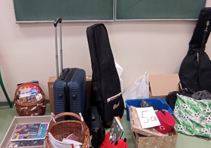 Różne pojemniki na książki np. koszyk, walizka, pudełko