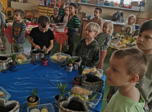 Dzieci prezentują swoje stroiki wielkanocne.