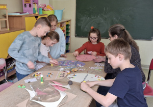 uczniowie w trakcie wykonywania dekoracji