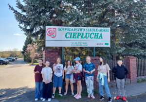 grupa uczniów w Gospodarstwie Szkółkarskim Ciepłucha