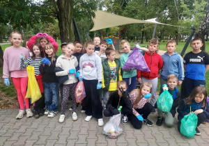 uczniowie w czasie akcji Sprzątania Świata