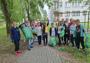 uczniowie w czasie akcji Sprzątania Świata