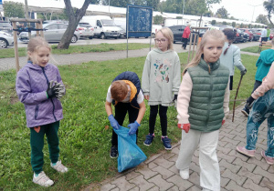 uczniowie w czasie akcji Sprzątania Świata
