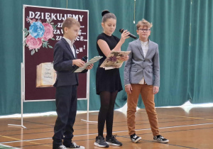 uczennice w czasie śpiewania piosenki