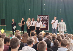 grupa uczniów występujących w czasie koncertu