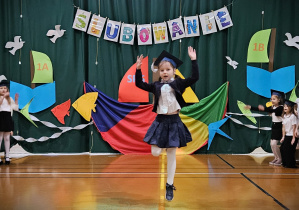 uczennica w czasie tańca