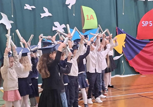 pierwszoklasiści w czasie występu - taniec z rolkami