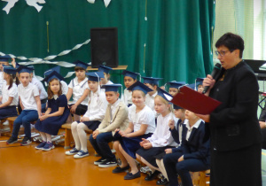 pani dyrektor w czasie przemówienia