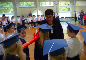 uczniowie i pani dyrektor w czasie pasowania