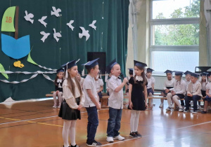 uczniowie w czasie występu