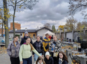Uczniowie klasy 7a na Starym Cmentarzu w Łodzi