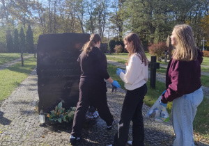 uczennice na cmentarzu w Konstantynowie Ł. robią porządki