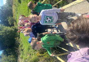 Uczniowie przechodzą przez mostek.