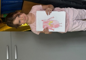 Dziewczynka prezentuje swój rysunek