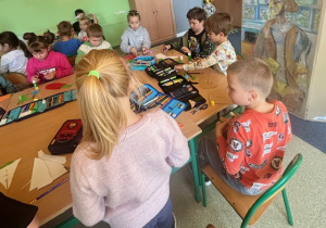 Uczniowie wycinają czapki kucharskie 1