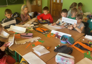 Uczniowie wycinają czapki kucharskie 2