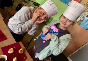 Uczennice w swoich kucharskich czapkach.