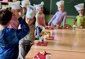 Uczniowie przy wspólnym stole.