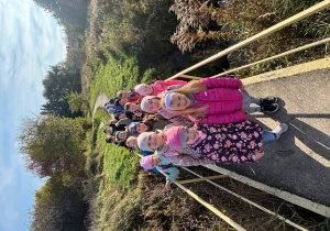 Uczniowie przechodzą przez mostek.