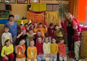 Zbiorowe zdjęcie uczniów, wychowawcy i dyrektora.