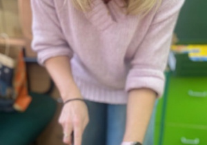 Kobieta kroi ciasto.