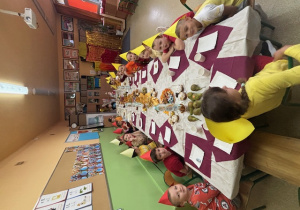 Uczniowie siedzą przy wspólnym urodzinowym stole 2.