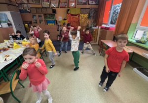 Uczniowie tańczą 1.