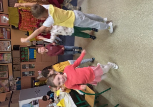 Uczniowie tańczą 2.