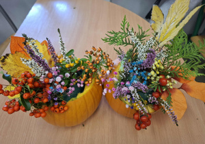 jesienne kompozycje z jarzębiną i kolorowymi liśćmi.