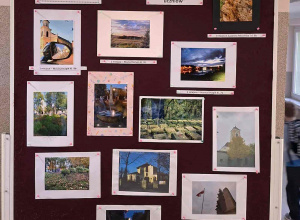 tablica ze zdjęciami z konkursu fotograficznego.