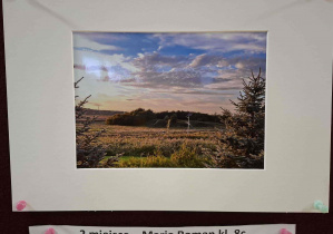 zdjęcie przedstawiające krajobraz Konstantynowa w ciepłych barwach zachodzącego słońca.