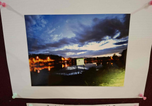 zdjęcie - uchwycenie magicznej atmosfery jesiennego wieczoru nad wodą