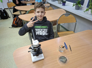 uczeń w trakcie wykonywania preparatu mikroskopowego