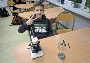 uczeń w trakcie wykonywania preparatu mikroskopowego