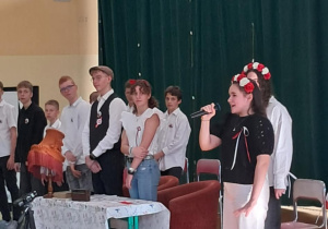 Uczennica kl 7a śpiewa