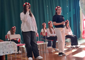 Uczennice śpiewają