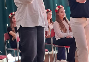 Uczennice śpiewaja pieśni patriotyczne