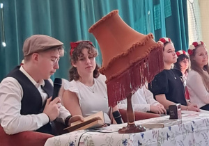 Scenka w której uczniowie wcielają się w role dziadka i wnuczki