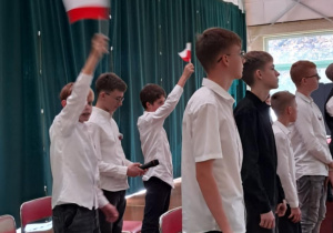 Uczniowie machają flagami