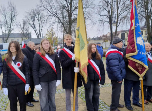 uczniowie ze sztandarem