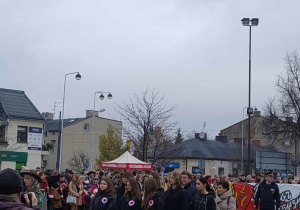 uczniowie w czasie składania kwiatów