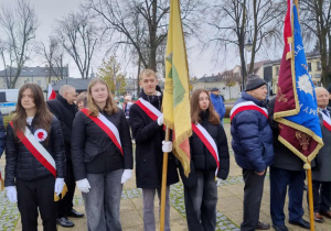 uczniowie ze sztandarem szkoły