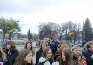 uczniowie z kwiatami