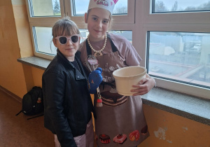 uczennice klasy 4b przebrane za kucharkę i piosenkarkę