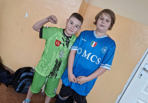 uczniowie klasy 4b przebrani za piłkarzy