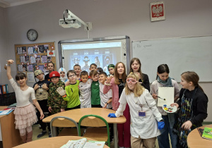 zdjęcie grupowe klasa 4a, uczniowie przebrani za tancerkę, żołnierza, malarki