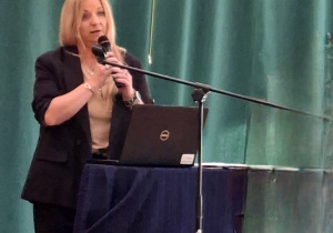 nauczycielka mgr J. Szczepaniak w czasie prelekcji