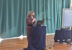 mgr M. Olszewska w czasie prelekcji