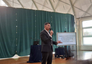 Burmistrz Konstantynowa Łódzkiego w czasie wystąpienia na konferencji