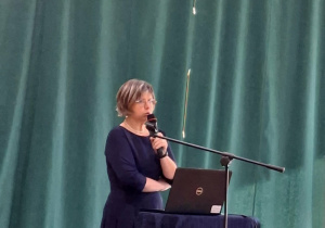 nauczycielka mgr M. Kowalczyk - Witkowska w czasie prelekcji